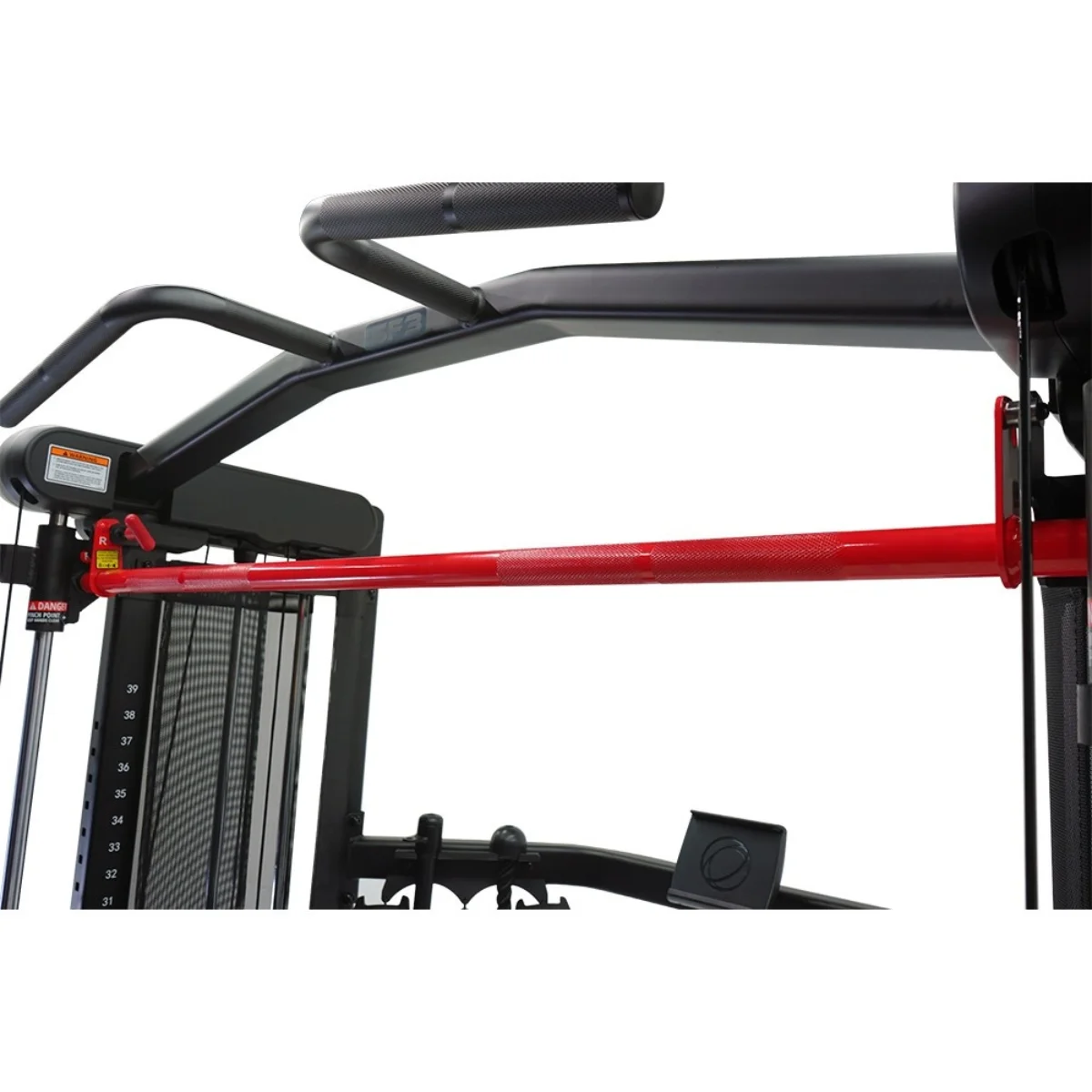 Detail einer roten Gewichtsbarren an einem Fitnessgerät, mit schwarzer Haltestruktur.