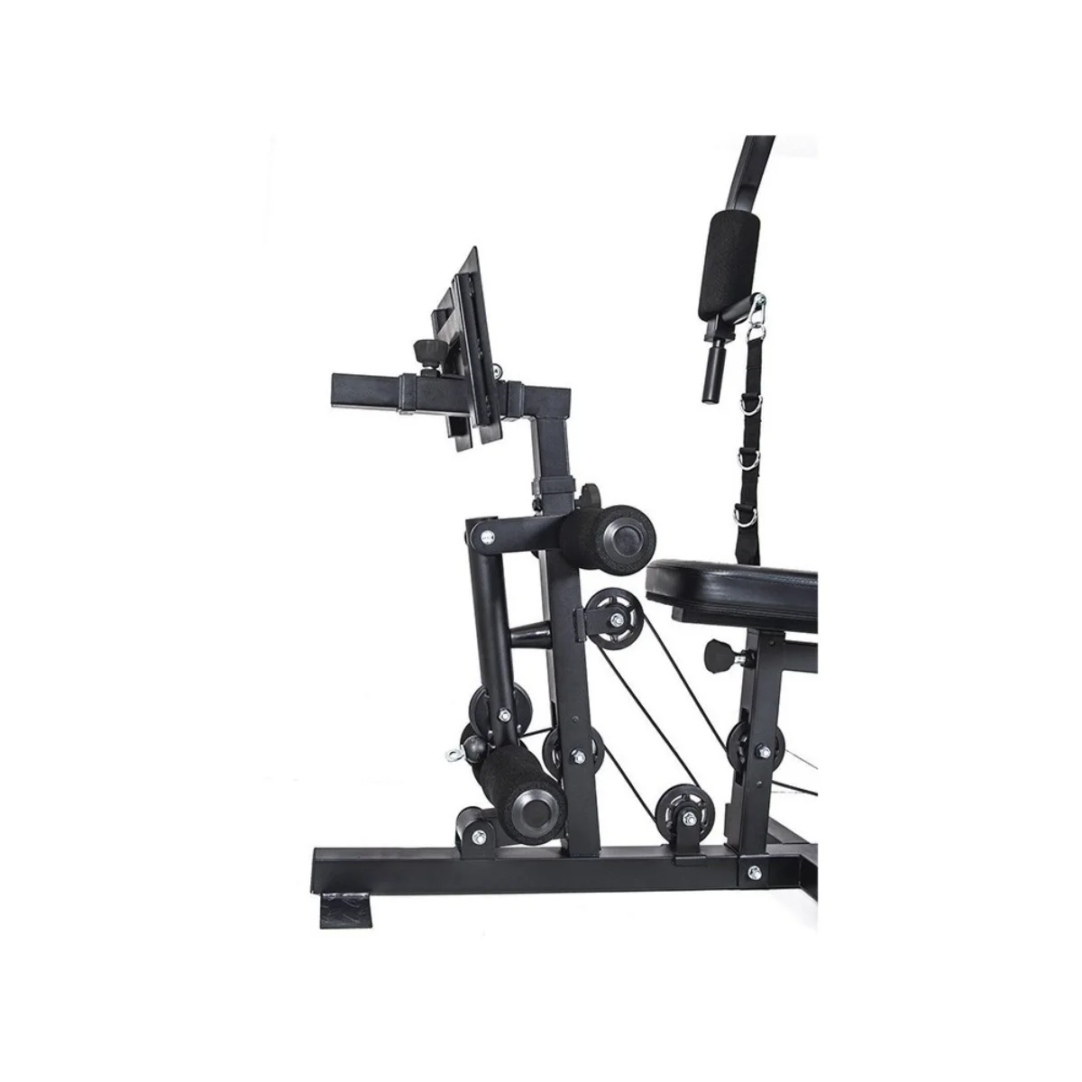 Schwarze Trainingsmaschine mit mehreren Teilen und Kabeln. Sie steht auf weißem Hintergrund.