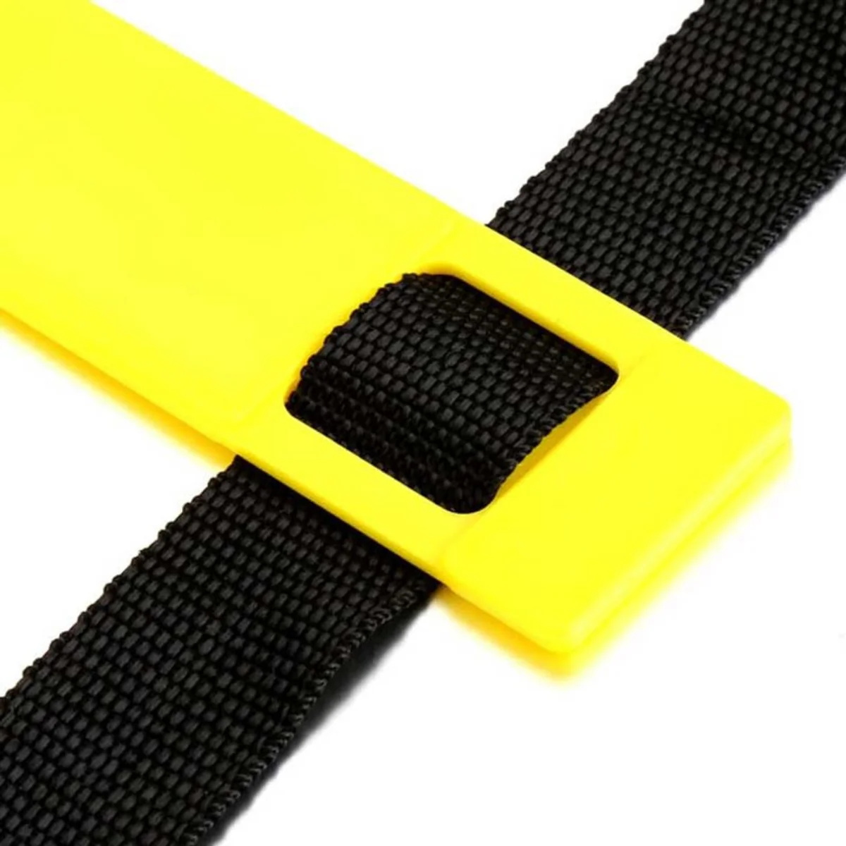 Un connecteur de barreau d'échelle en plastique jaune se fixant à une sangle en nylon noire.