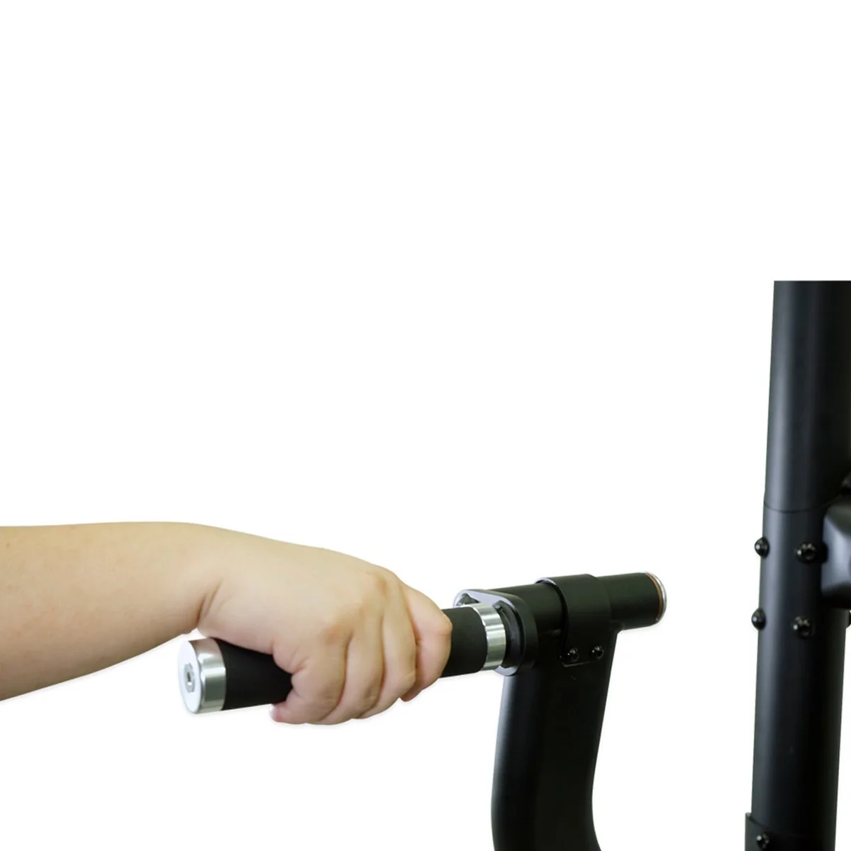 Eine Hand hält einen schwarzen Rollerlenker. Der Roller und die Hand vor weißem Hintergrund.