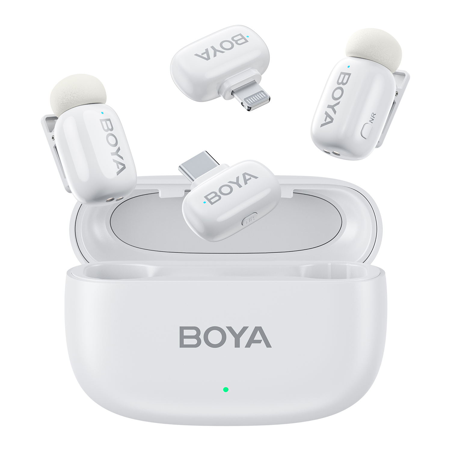 Micrófonos inalámbricos BOYA blancos, con estuche de carga y varios conectores, incluyendo Lightning y USB-C.