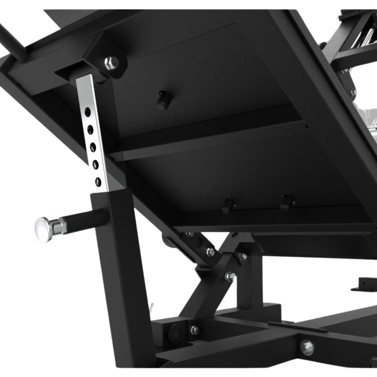 Gros plan sur une machine de musculation noire. Une poignée et quelques réglages sont visibles.