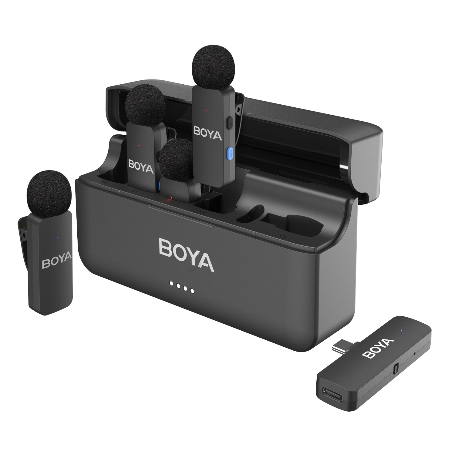 Un juego de micrófonos BOYA negro con tres micros, estuche de carga y receptor.