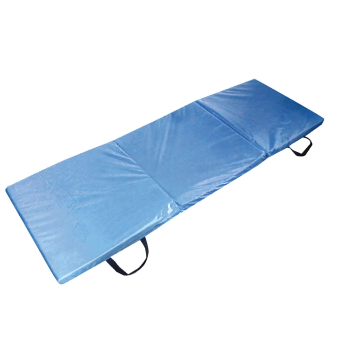Blau gefaltete Gymnastikmatte mit schwarzen Griffen.