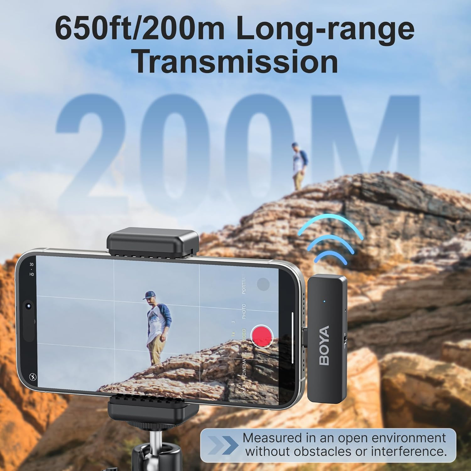 Uno smartphone su un treppiede registra un uomo su una collina, con un microfono wireless.