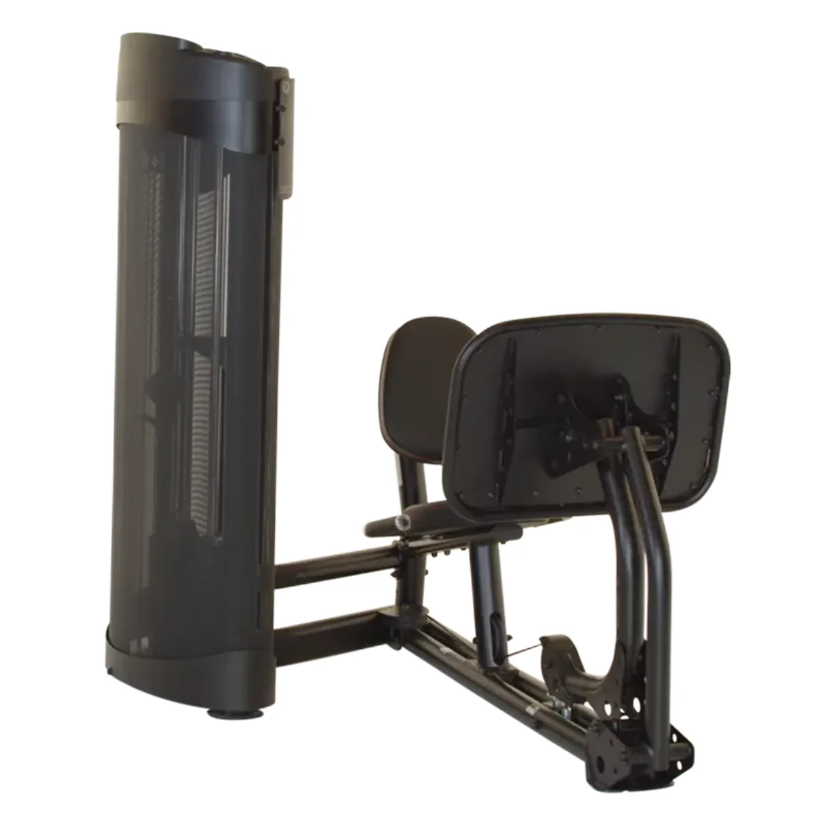 Een zwarte leg press machine. Het heeft een hoge kolom, een zitting en een platform voor de voeten.
