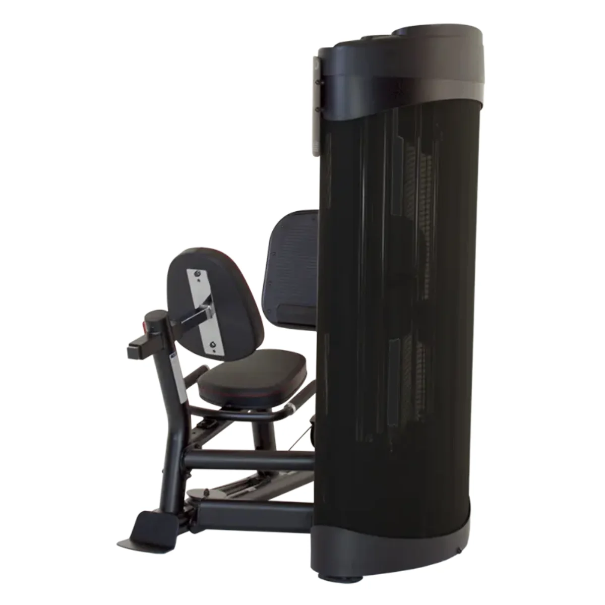 Zwarte fitnessmachine met zit- en rugleuning. Witte achtergrond.