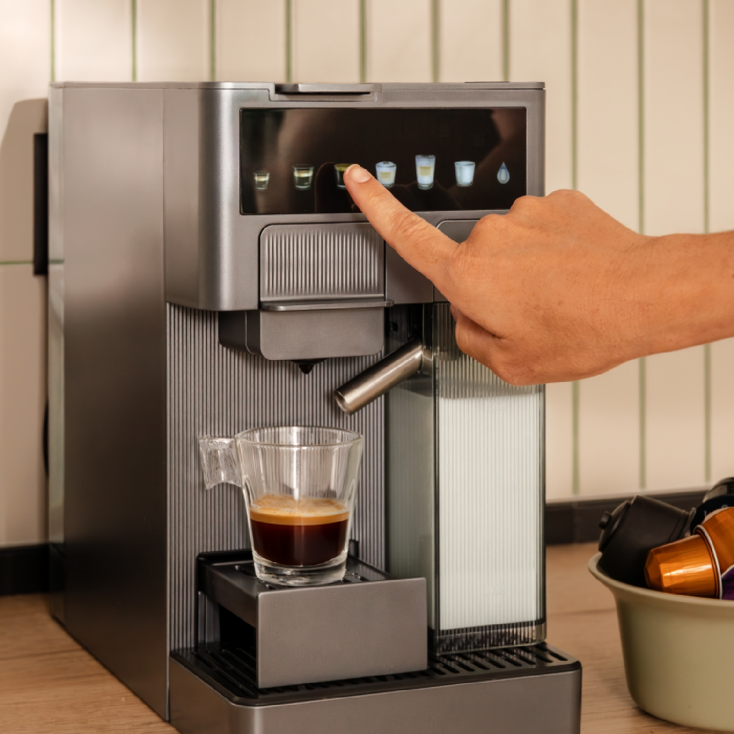 Una persona usa una macchina da caffè per fare il caffè.