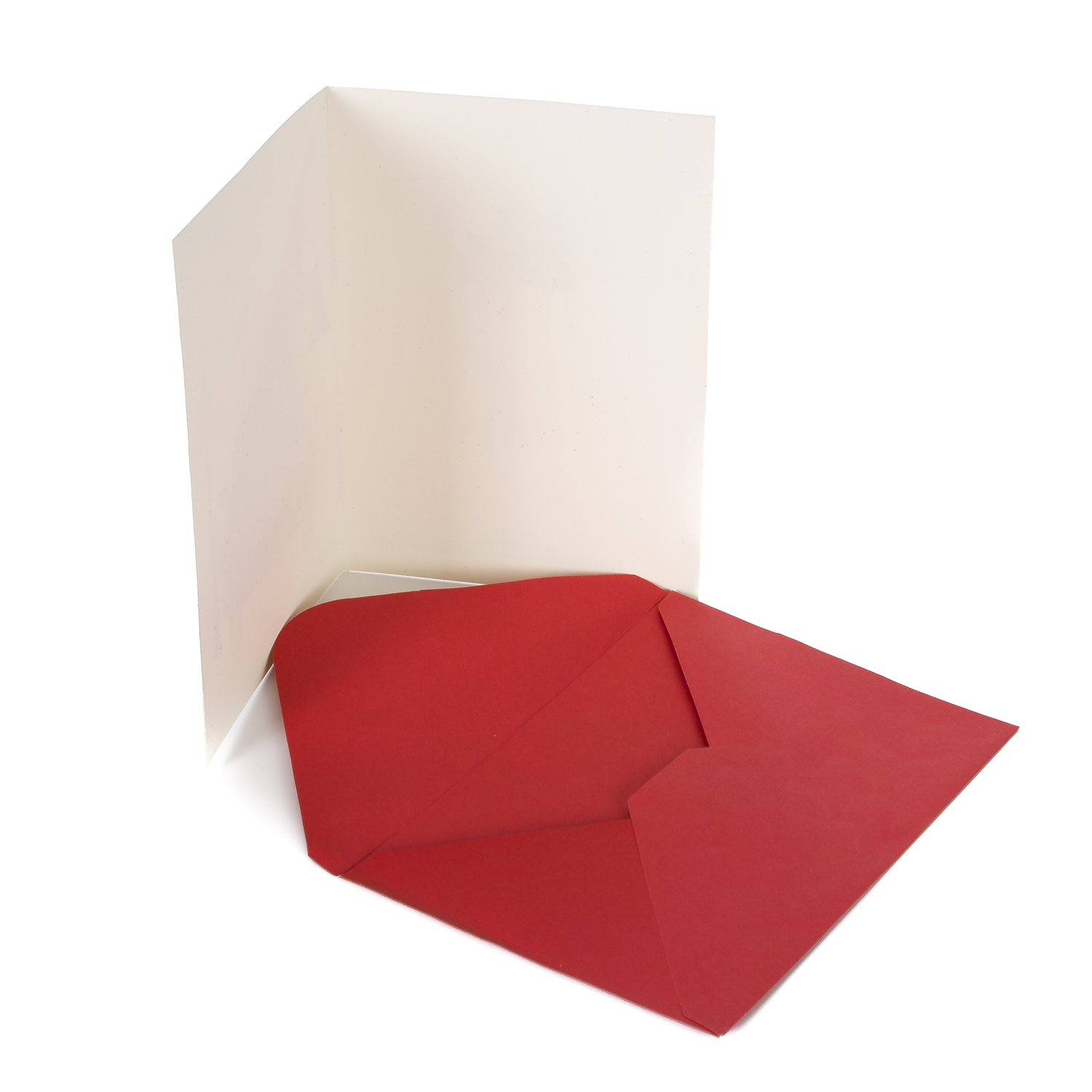 Ein offener roter Umschlag und eine gefaltete weiße Karte. Die Karte ist vor weißem Hintergrund.