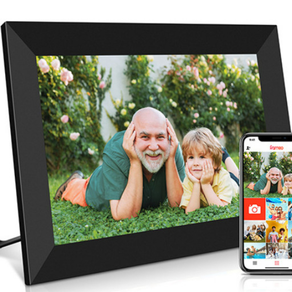 Digitaler Bilderrahmen mit zwei Personen im Garten. Telefon rechts mit mehr Fotos.