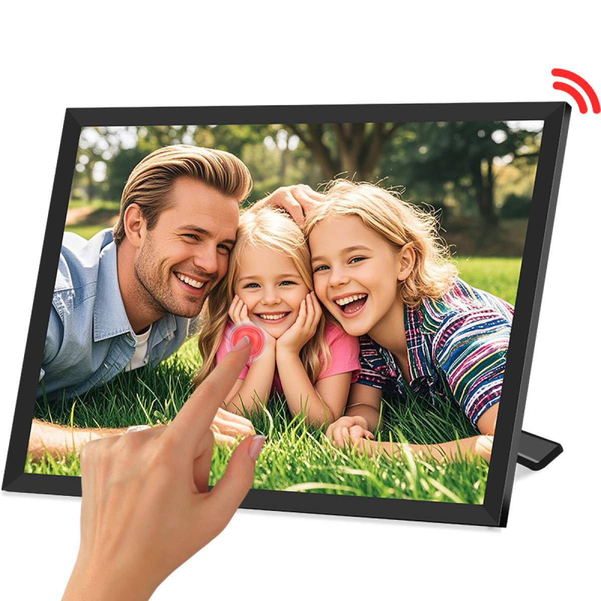 Digitaler Fotorahmen, der eine Familie zeigt. Eine Hand berührt den Bildschirm.