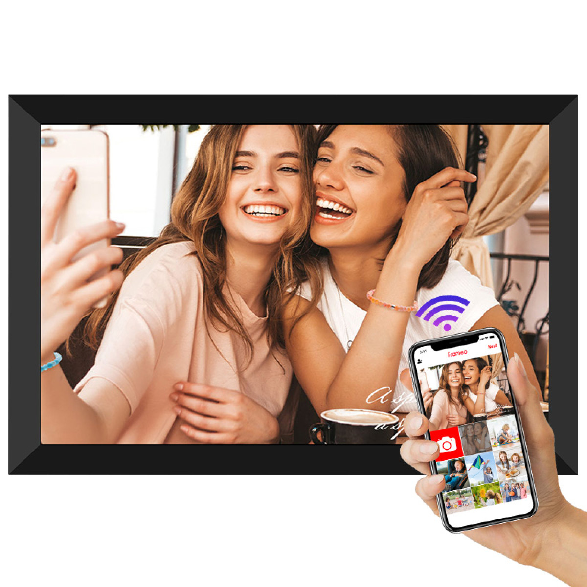 Zwei Frauen lächeln, schauen auf ein Telefon, das ein Bild zeigt. Ein Smart Frame ist vorhanden.