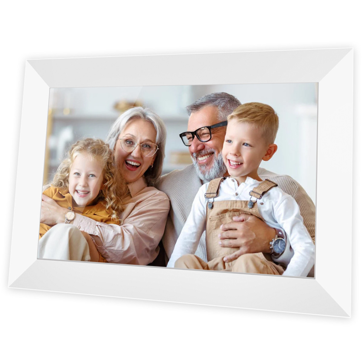 Familienfoto in einem weißen Rahmen. Ein lächelndes Paar und zwei Kinder. Sie sind in einem hellen Wohnzimmer.