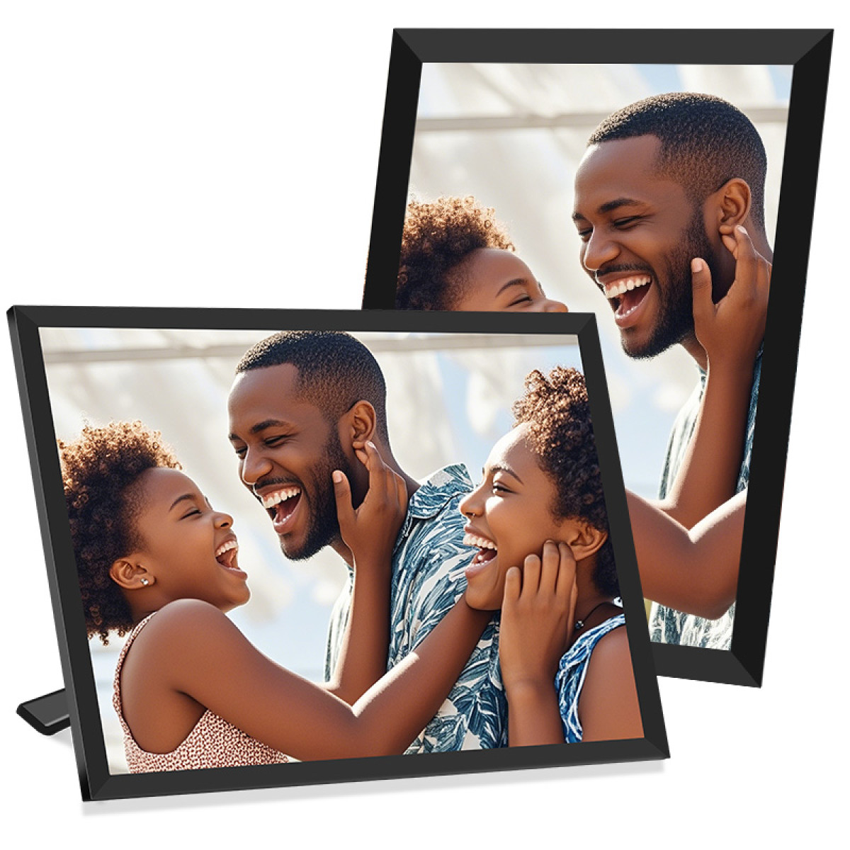 Zwei schwarze Bilderrahmen mit lächelnden schwarzen Familienmitgliedern. Nahaufnahmen der Fotos.