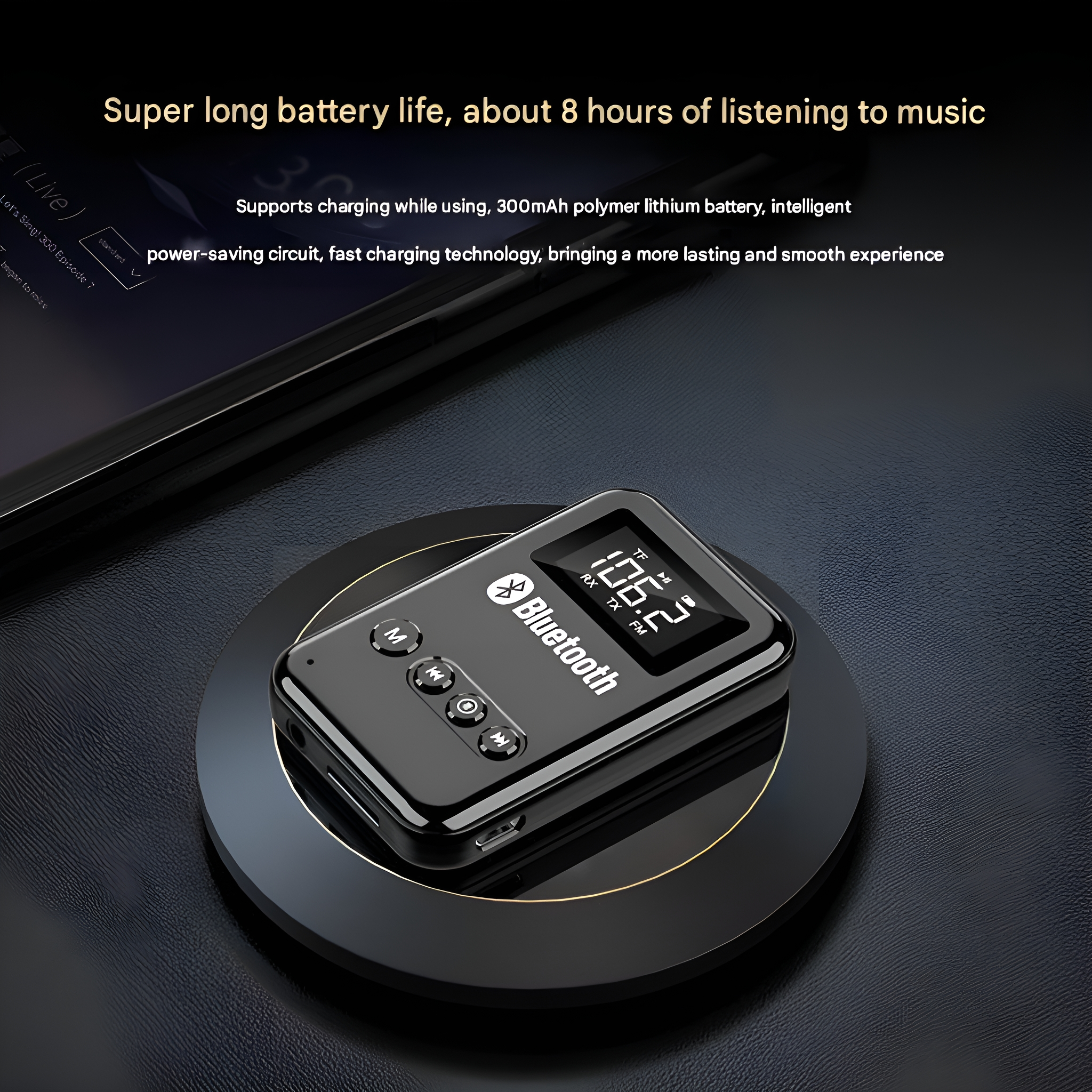 Schwarzes Bluetooth-Gerät auf Ladestation mit Musik- und Akkulaufzeitdetails.