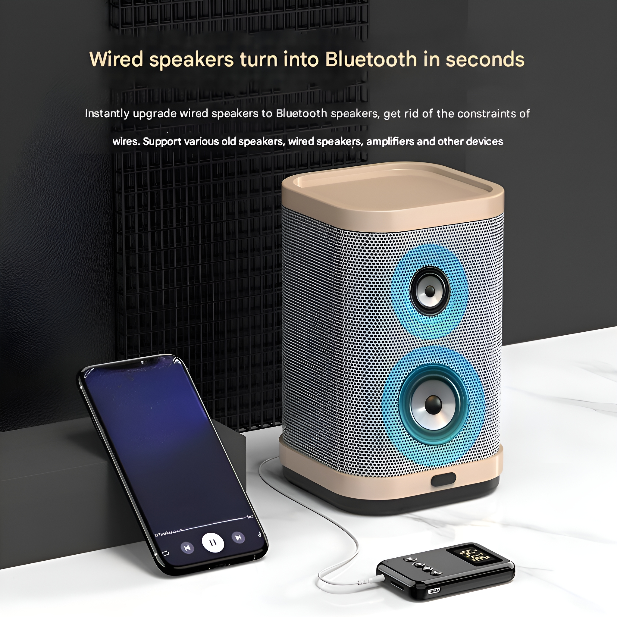 Ein beiger Lautsprecher mit blau beleuchteten Lautsprechern, ein Smartphone und ein kleiner schwarzer Bluetooth-Empfänger.