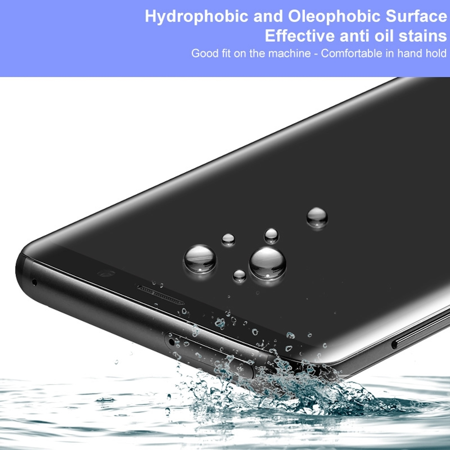 Telefono nero con goccioline d'acqua sullo schermo. Acqua blu sullo sfondo. Superficie idrofobica.