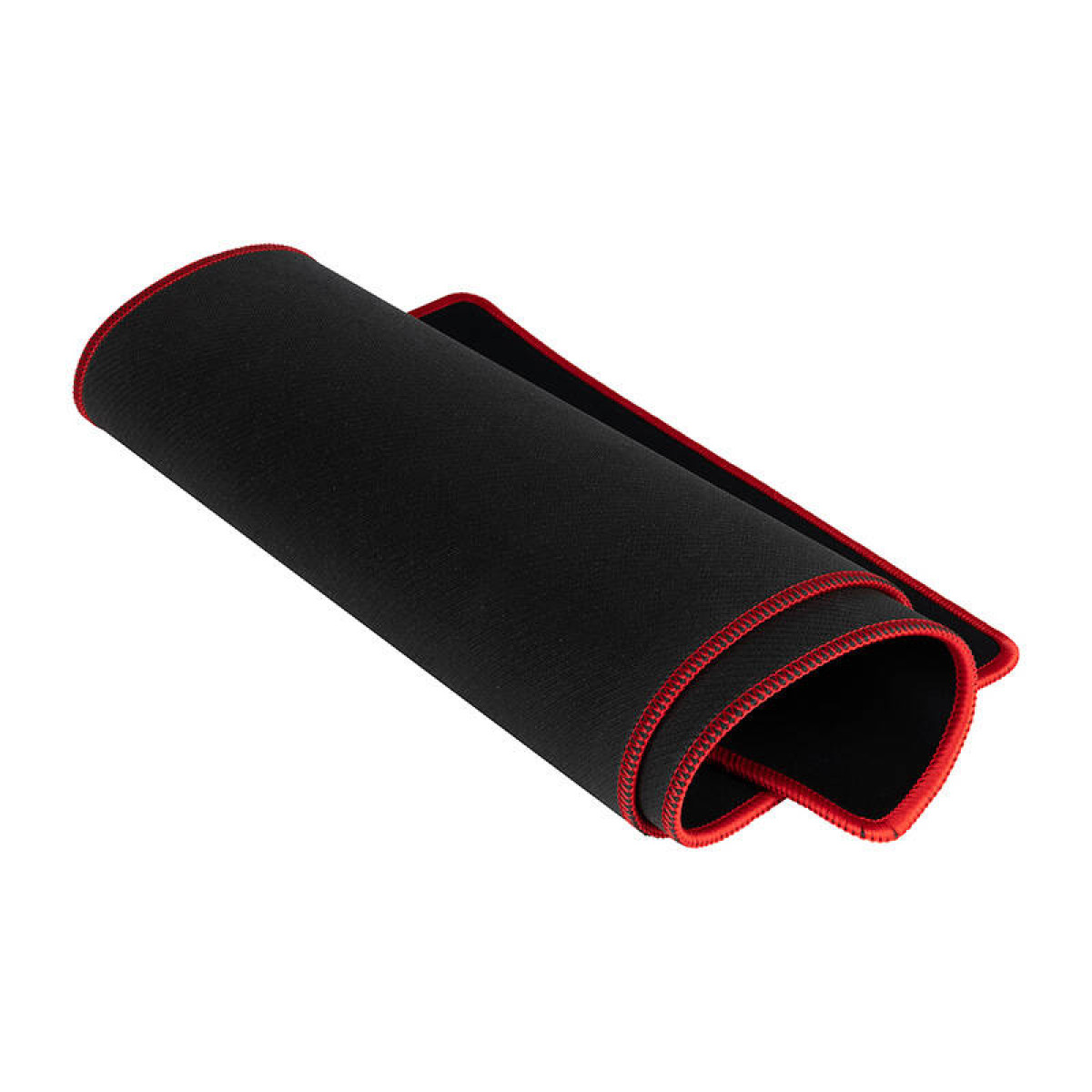 Czarna podkładka pod mysz z czerwonymi szwami, zwinięta, na białym tle.