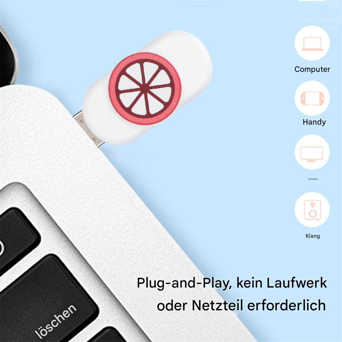 Weißer USB-Stick mit rot-weißem Logo. Eine Laptop-Tastatur ist im Hintergrund.