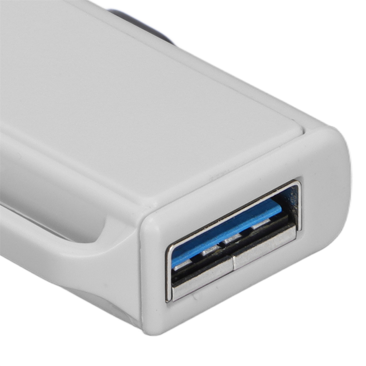 Nahaufnahme eines weißen USB-Anschlusses. Der blaue Stecker ist sichtbar.