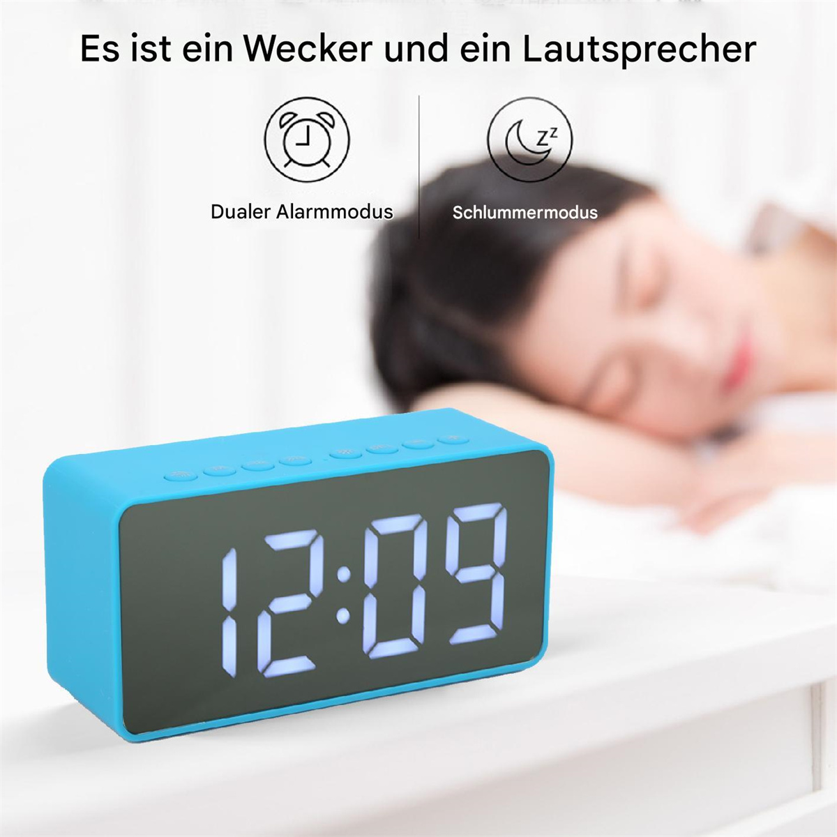 Blauer digitaler Wecker mit der angezeigten Uhrzeit 12:09. Eine schlafende Person im Hintergrund.