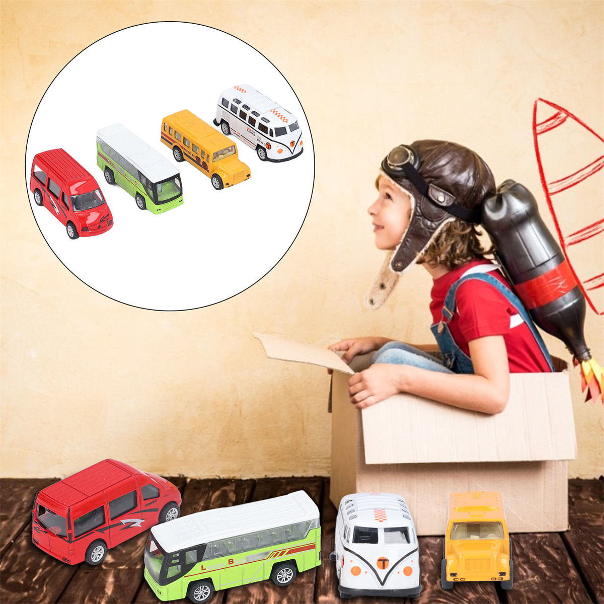 Kind mit Raketenhelm, mit Spielzeugbussen. Verschiedenfarbige Spielzeugbusse.