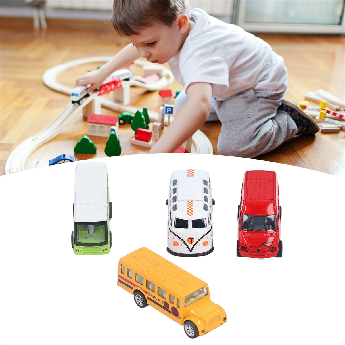Ein Kind spielt mit Spielzeugautos und einer Eisenbahn, darunter ein gelber Schulbus und ein rotes Auto.