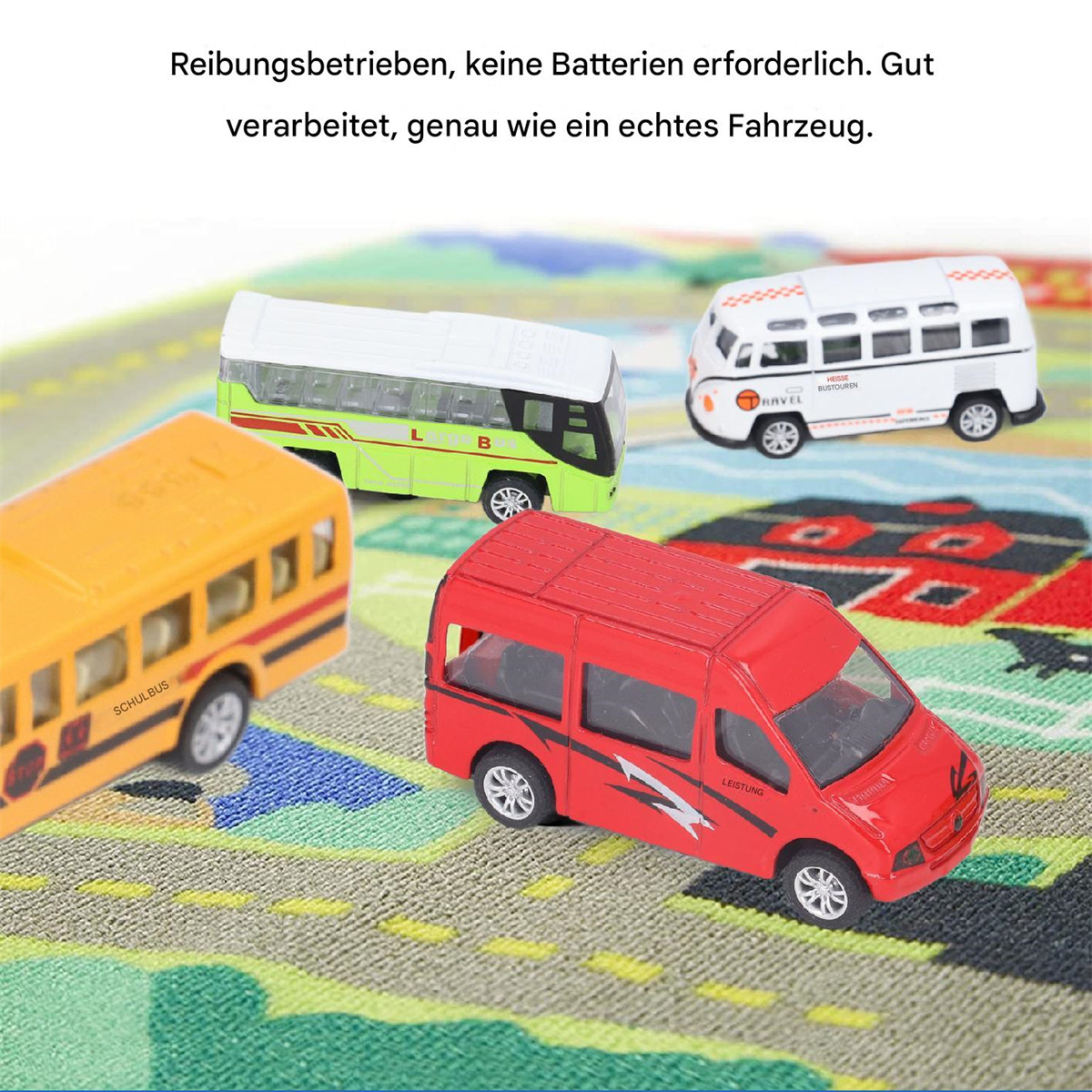 Spielzeugbusse und -transporter auf einer bunten Matte. Es gibt gelbe, rote und weiße Fahrzeuge.