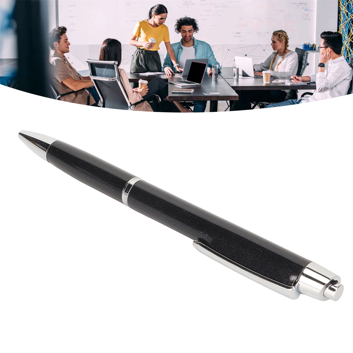 Schwarzer Stift im Fokus, mit einem verschwommenen Meeting im Hintergrund. Personen sitzen um einen Tisch.