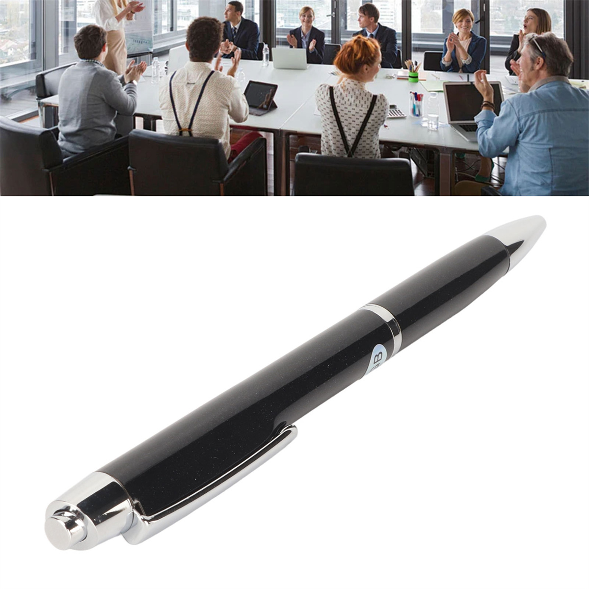 Schwarzer Stift im Fokus, mit verschwommenem Hintergrund eines Geschäftstreffens mit klatschenden Personen. Der Stift glänzt.