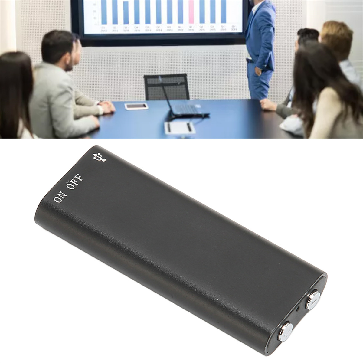 Ein kleines schwarzes Aufnahmegerät auf einem Tisch. Menschen sind im Hintergrund.