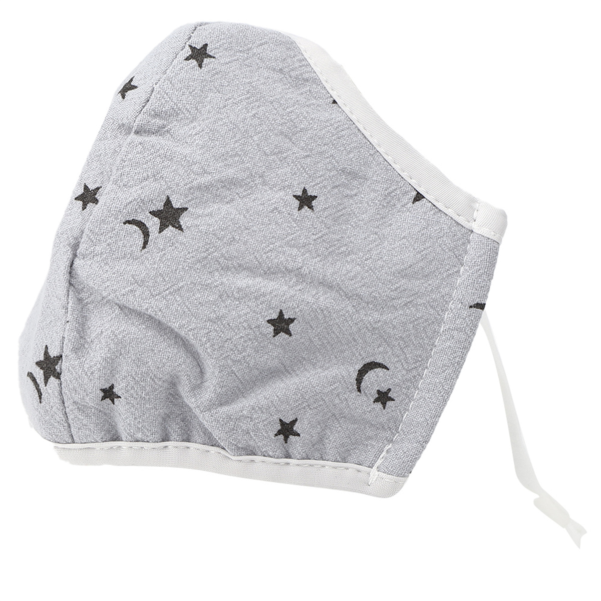 Graue Baby-Gesichtsmaske mit schwarzen Sternen und Monden, mit weißem Rand und Bändern.