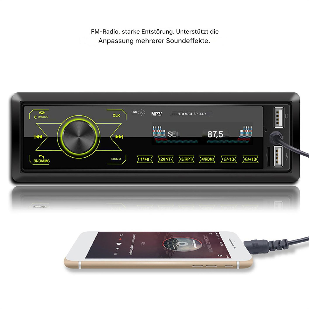 Ein schwarzes Autoradio mit Knöpfen, einem Bildschirm und zwei USB-Anschlüssen. Ein Telefon ist angeschlossen.