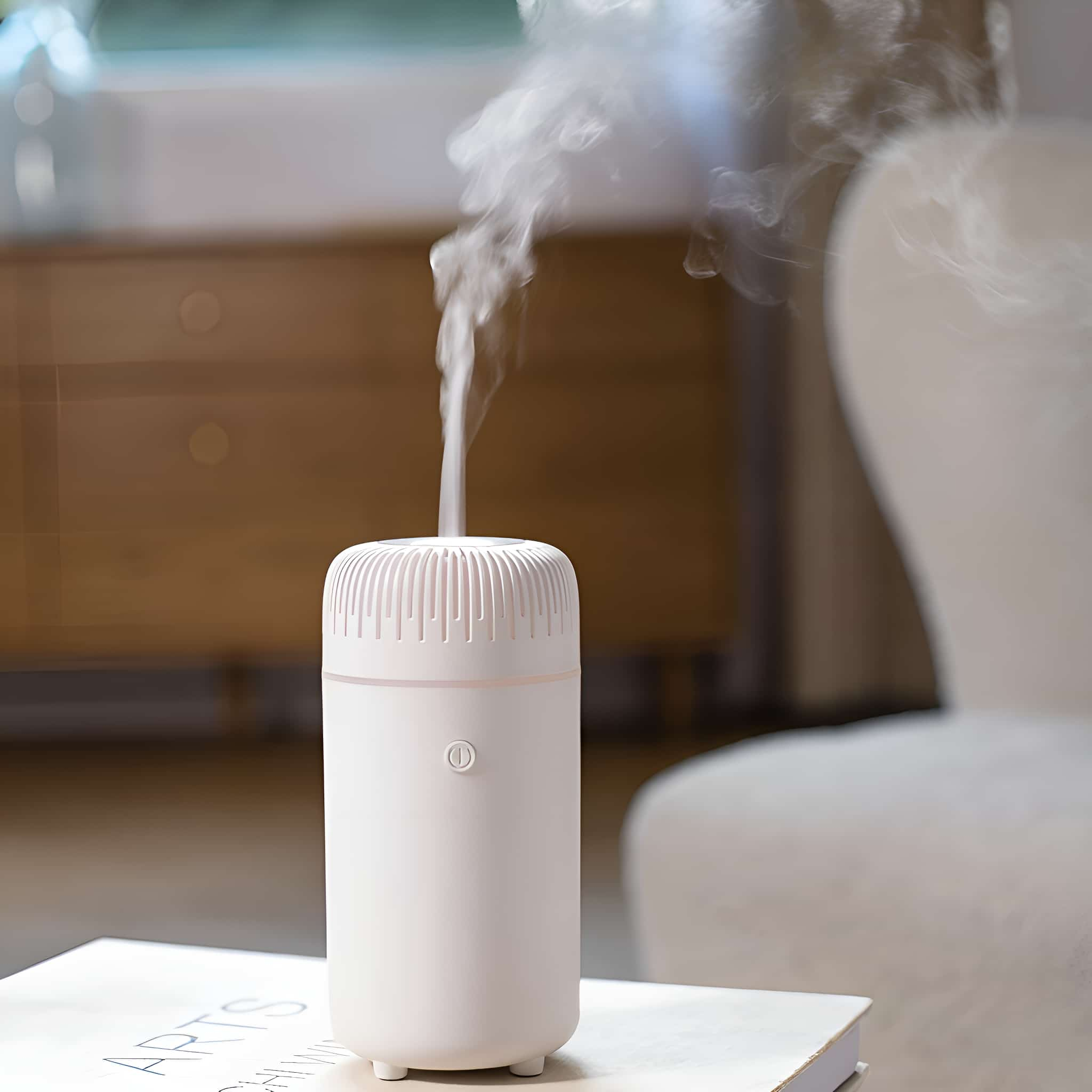 Ein weißer Diffusor für ätherische Öle mit Dampf. Verschwommener Hintergrund mit Möbeln. Weißer Hintergrund.