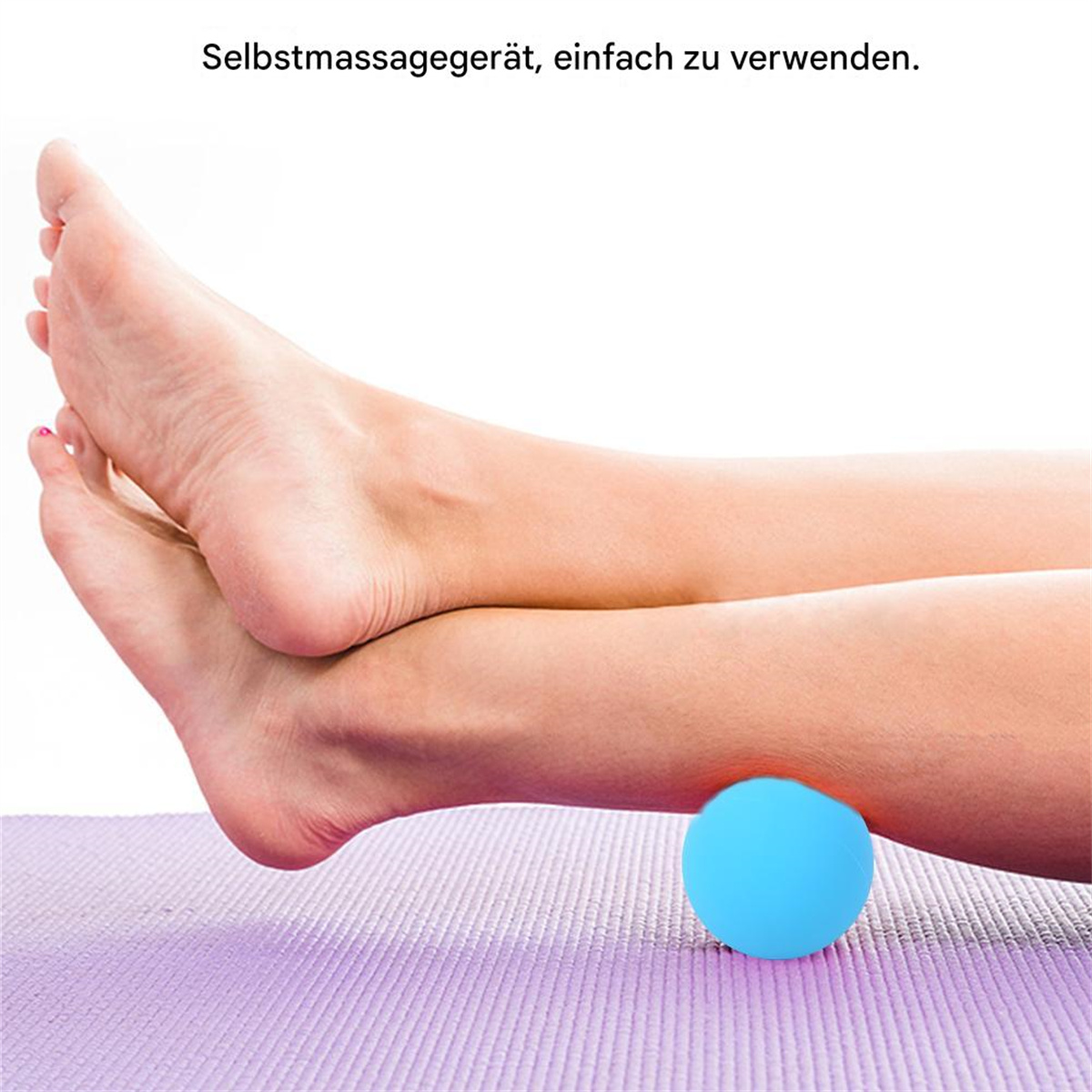 Beine einer Person ruhen auf einer lila Matte. Ein blauer Ball liegt unter dem Fuß. Weißer Hintergrund.