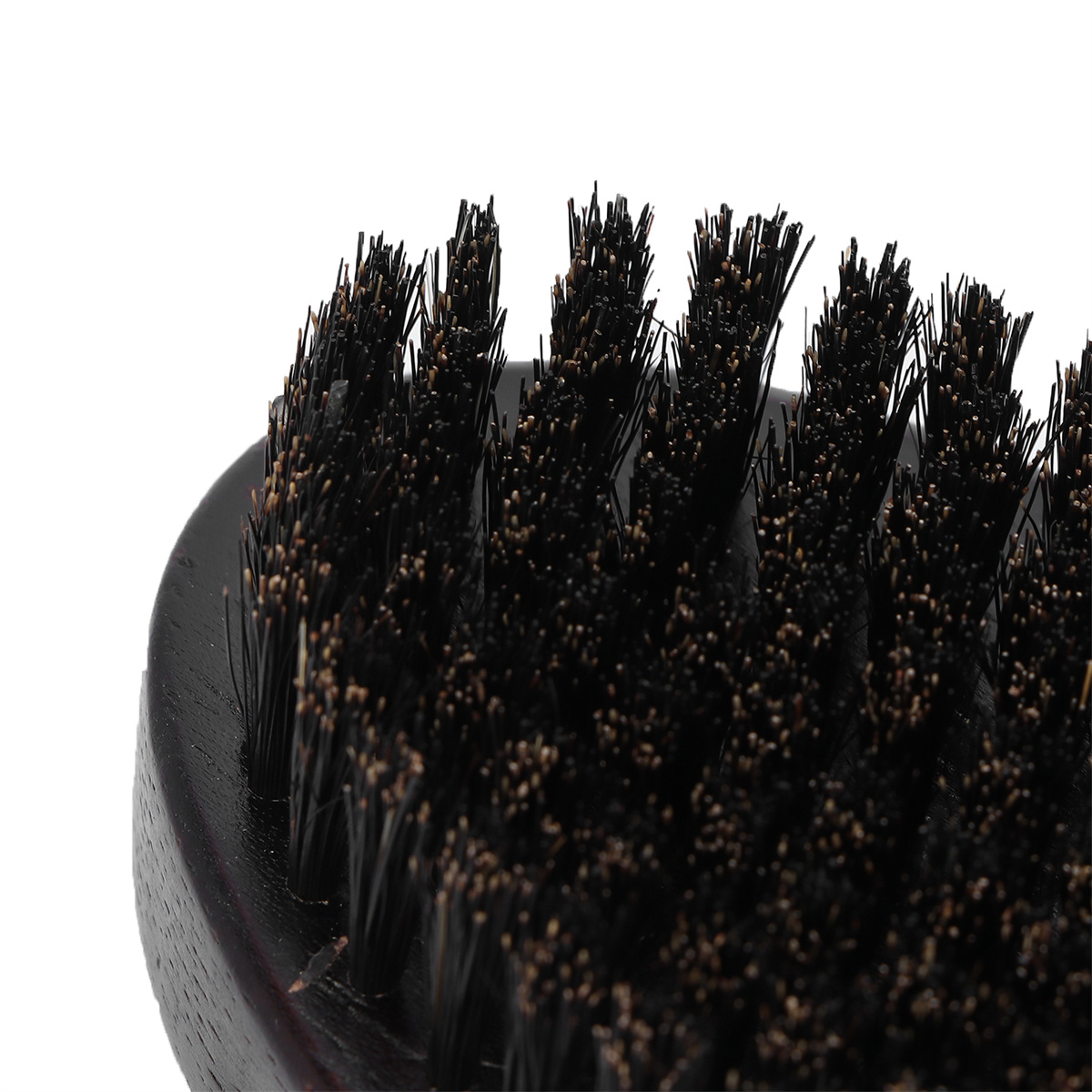Nahaufnahme einer Bartbürste mit dunklem Holzgriff. Dichte schwarze Borsten. Weißer Hintergrund.