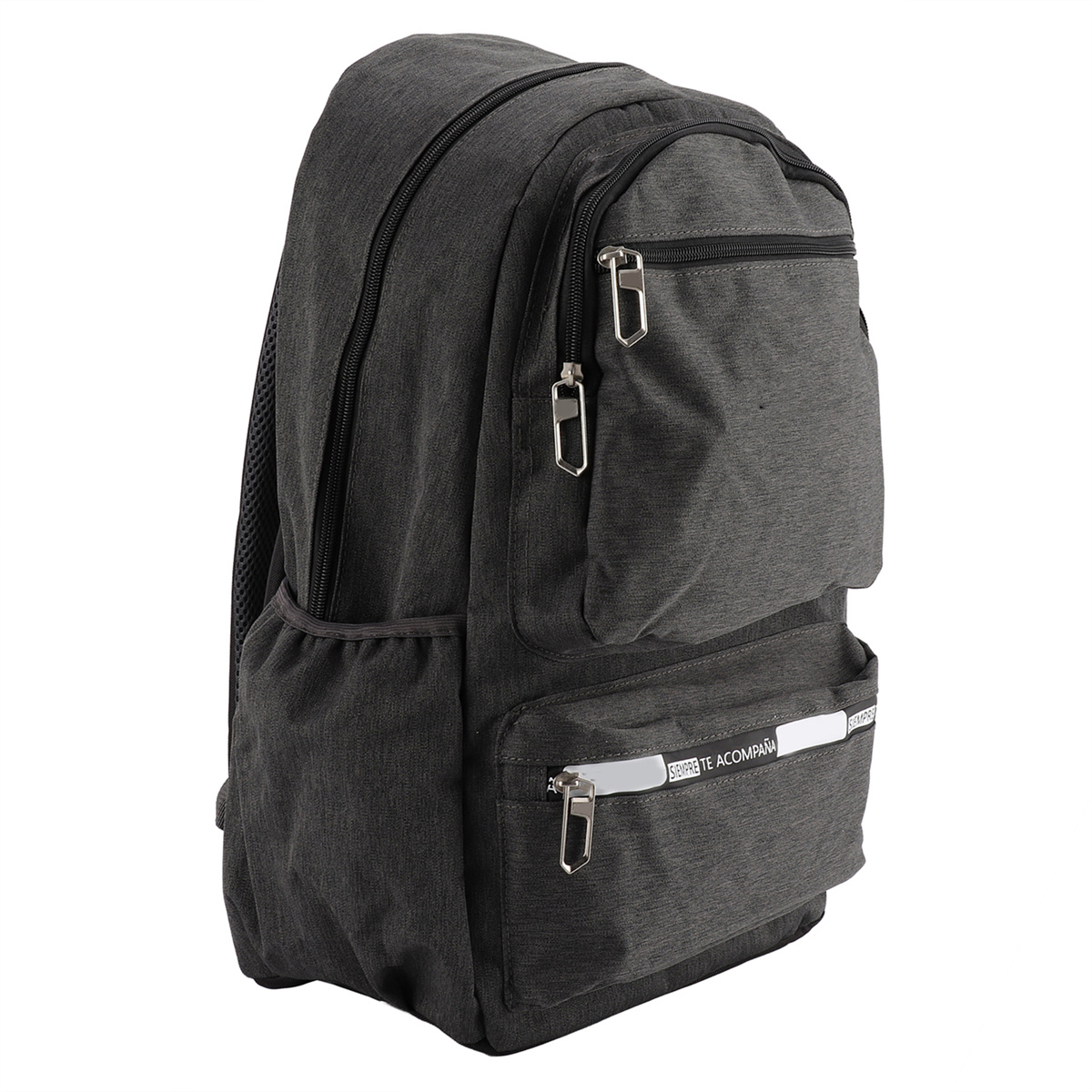 Ein dunkelgrauer Rucksack mit mehreren Taschen und silbernen Reißverschlüssen. Er ist auf weißem Grund.