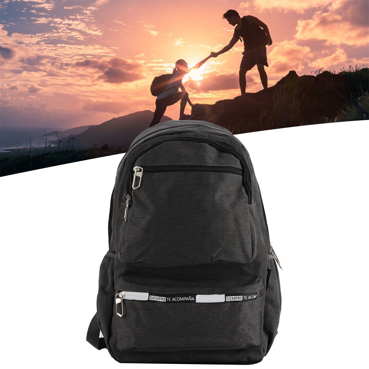 Schwarzer Rucksack mit Person, die einer anderen hilft. Sonnenuntergang im Hintergrund.