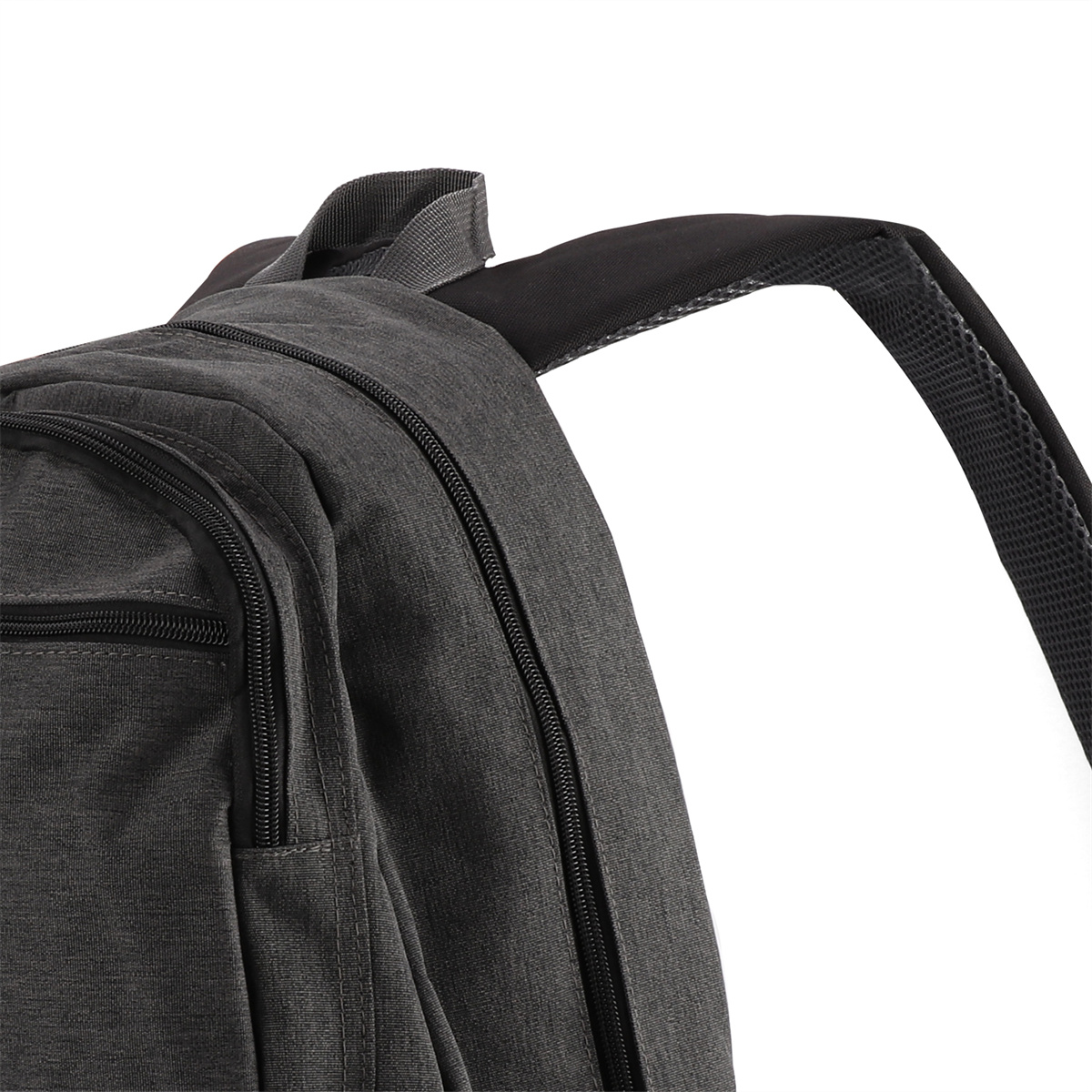 Schwarzer Rucksack, Nahaufnahme eines Trägers mit Reißverschluss und strukturiertem Stoff.
