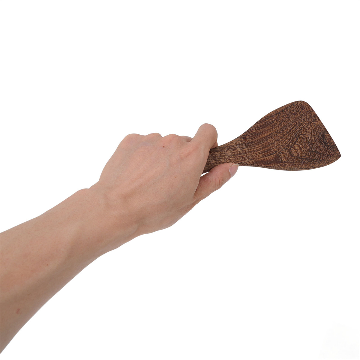 Hand hält einen Holzspatel, braune Farbe, vor weißem Hintergrund.