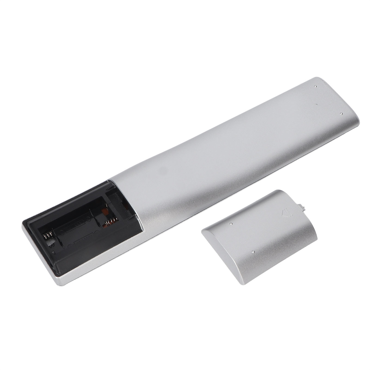 Silberne Fernbedienung mit offenem Batteriefach, das den Platz für Batterien freilegt.