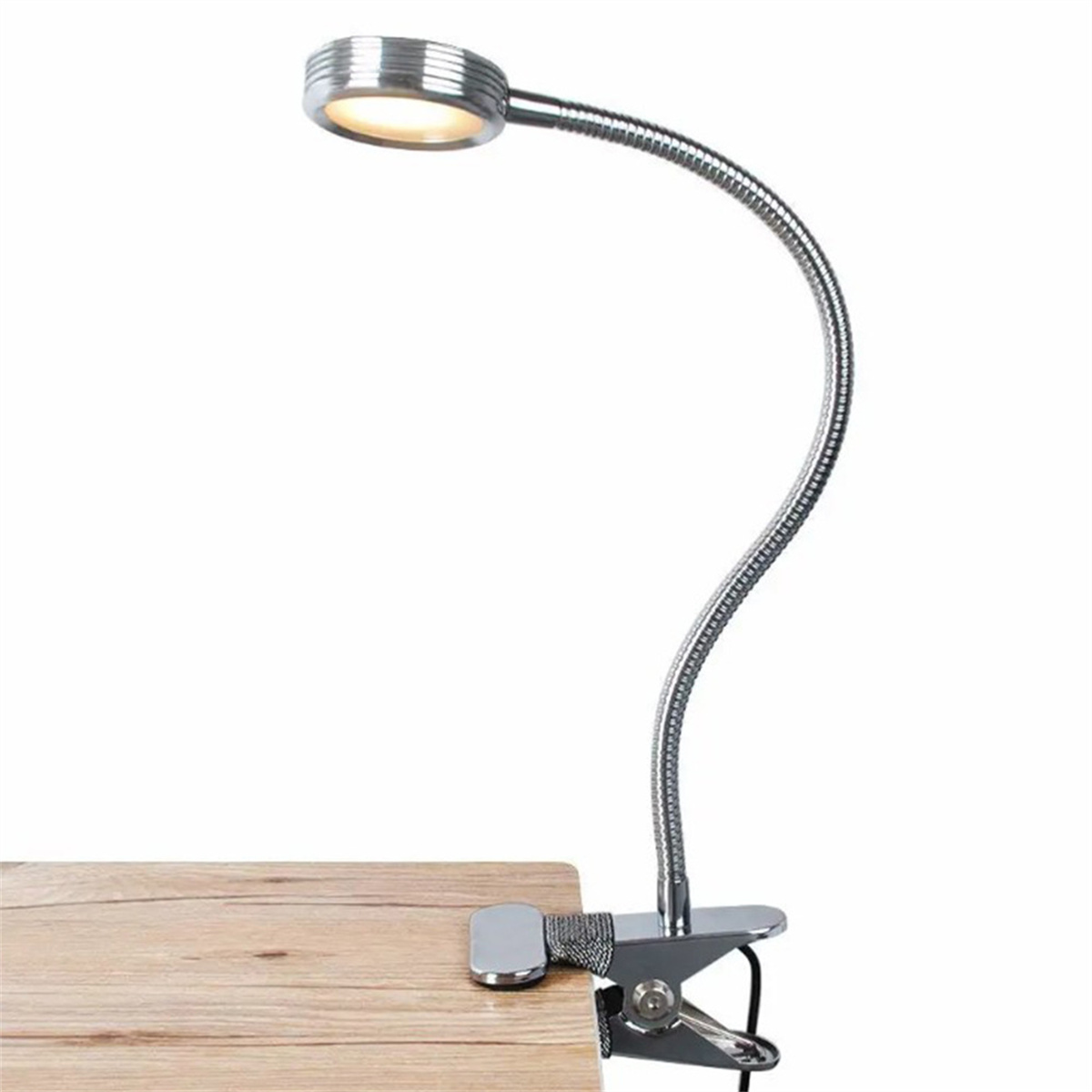 Eine silberne flexible Schreibtischlampe mit einem Holzschreibtisch, isoliert auf Weiß.