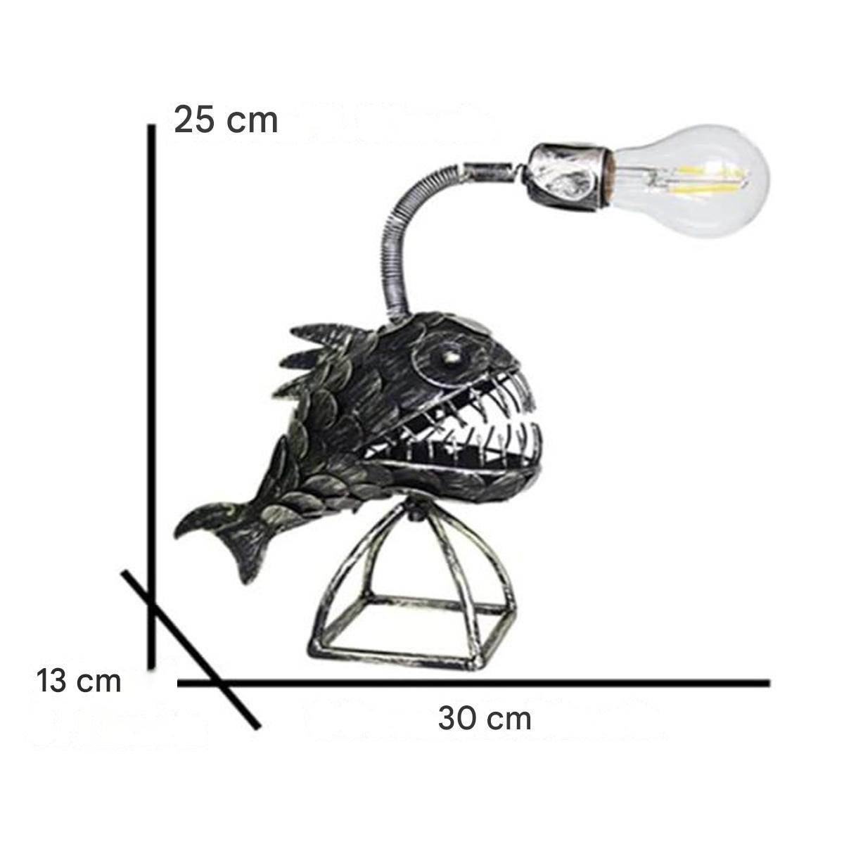 Metall-Anglerfisch-Lampe mit Glühbirne, Metallsockel und Maßangaben.