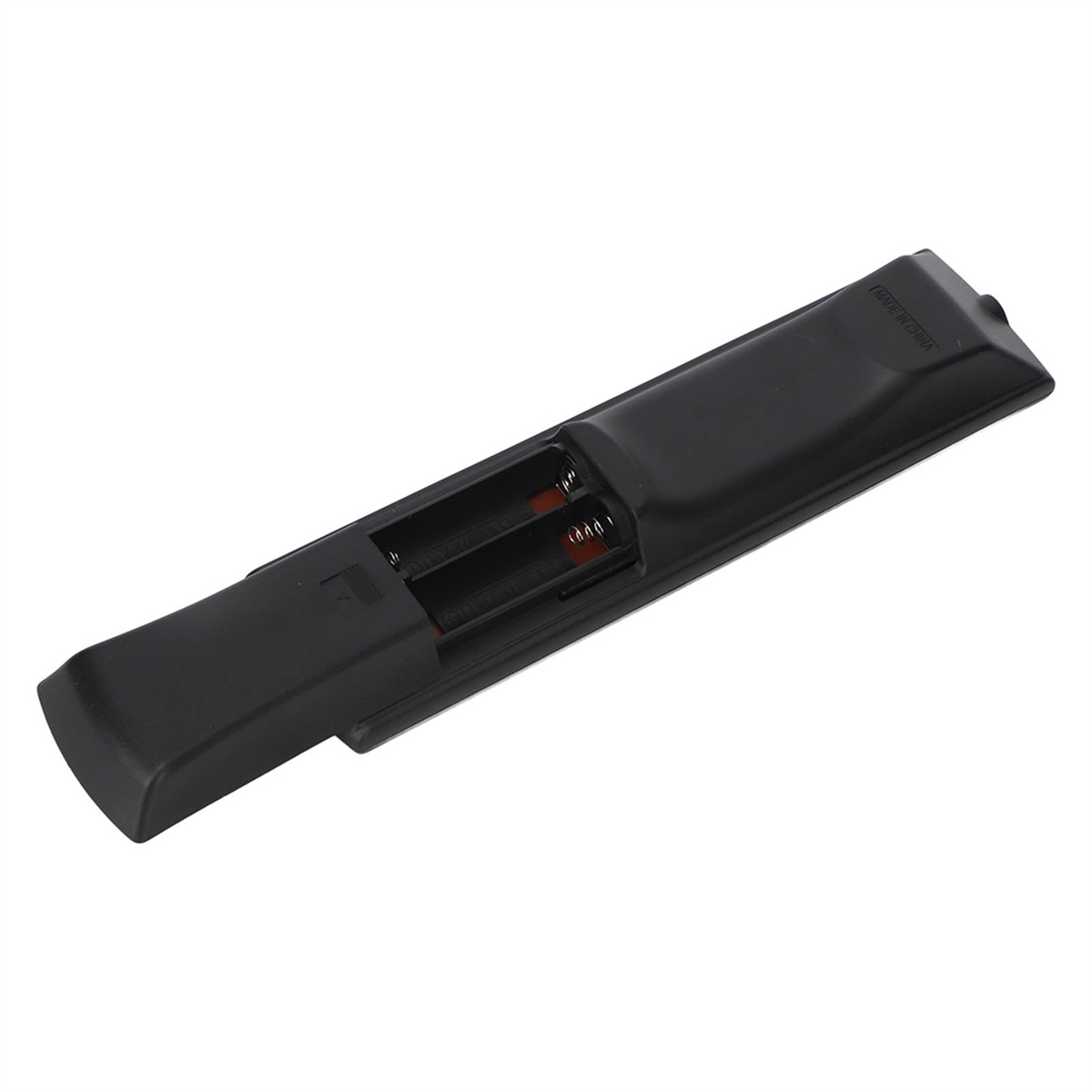 Schwarze Fernbedienung. Zwei AA-Batterien sind sichtbar. Weißer Hintergrund.