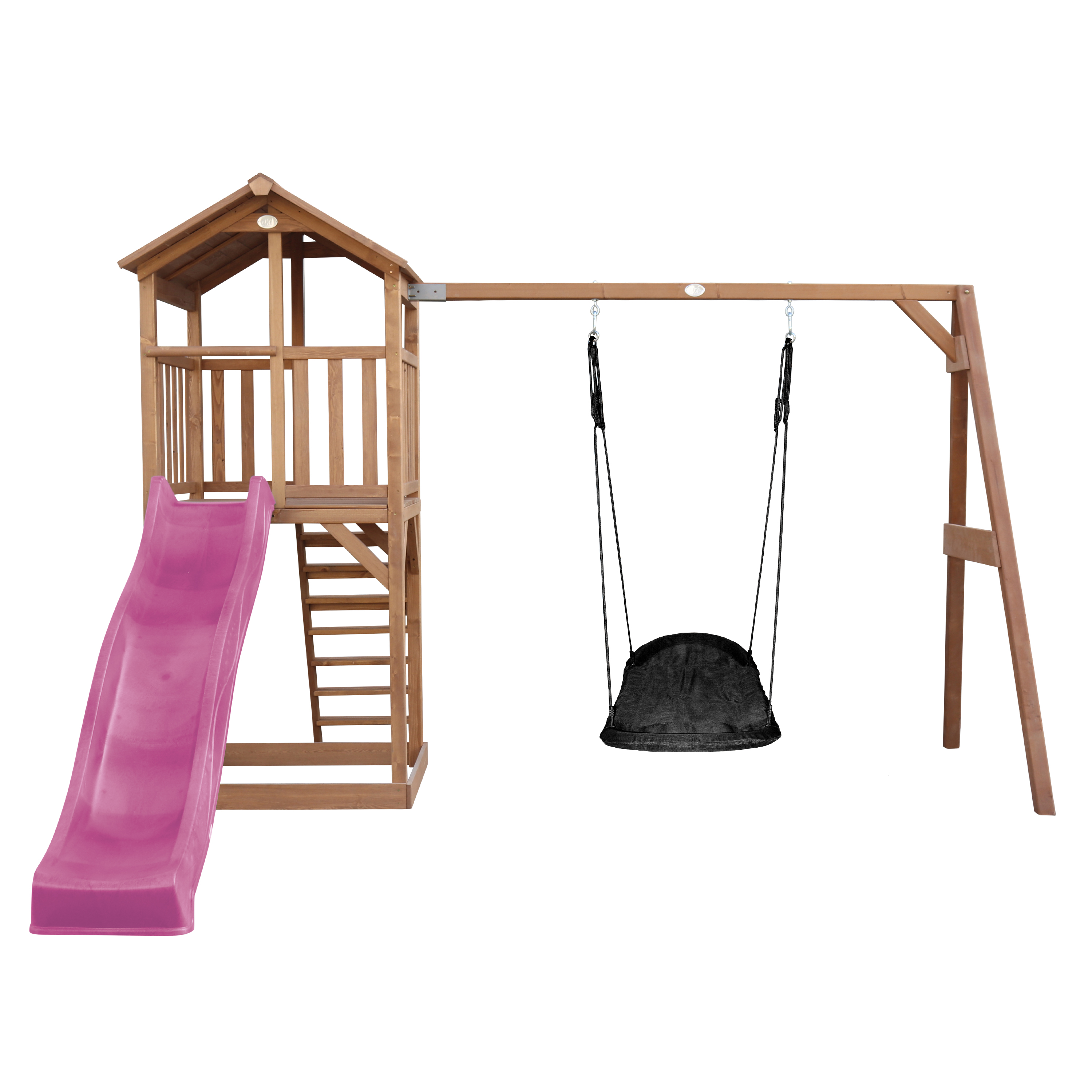 Spielplatz aus Holz mit Rutsche, Treppe und Schaukeln. Weißer Hintergrund.