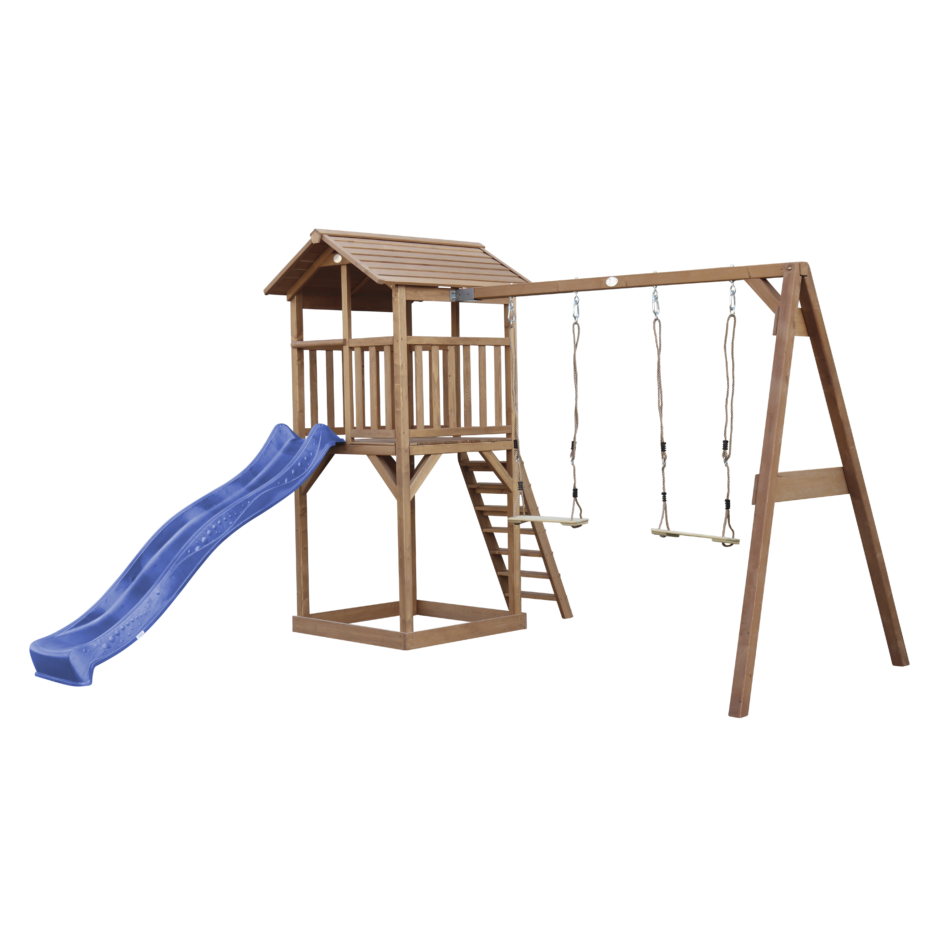 Spielplatz aus Holz mit Rutsche, Turm, Leiter und Schaukeln, vor weißem Hintergrund.