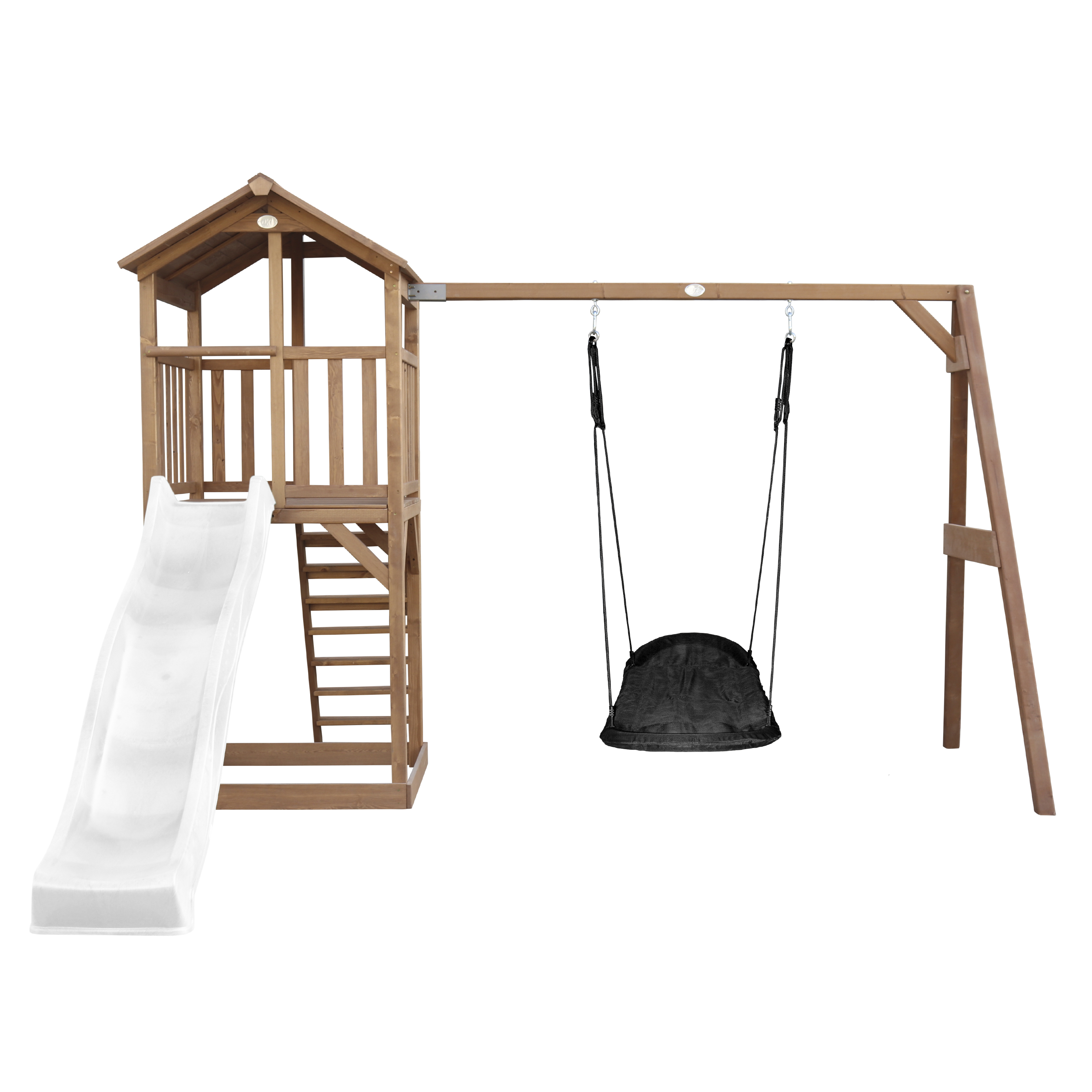 Holzspielplatz mit Rutsche, Treppe und Schaukel, isoliert auf weißem Hintergrund.
