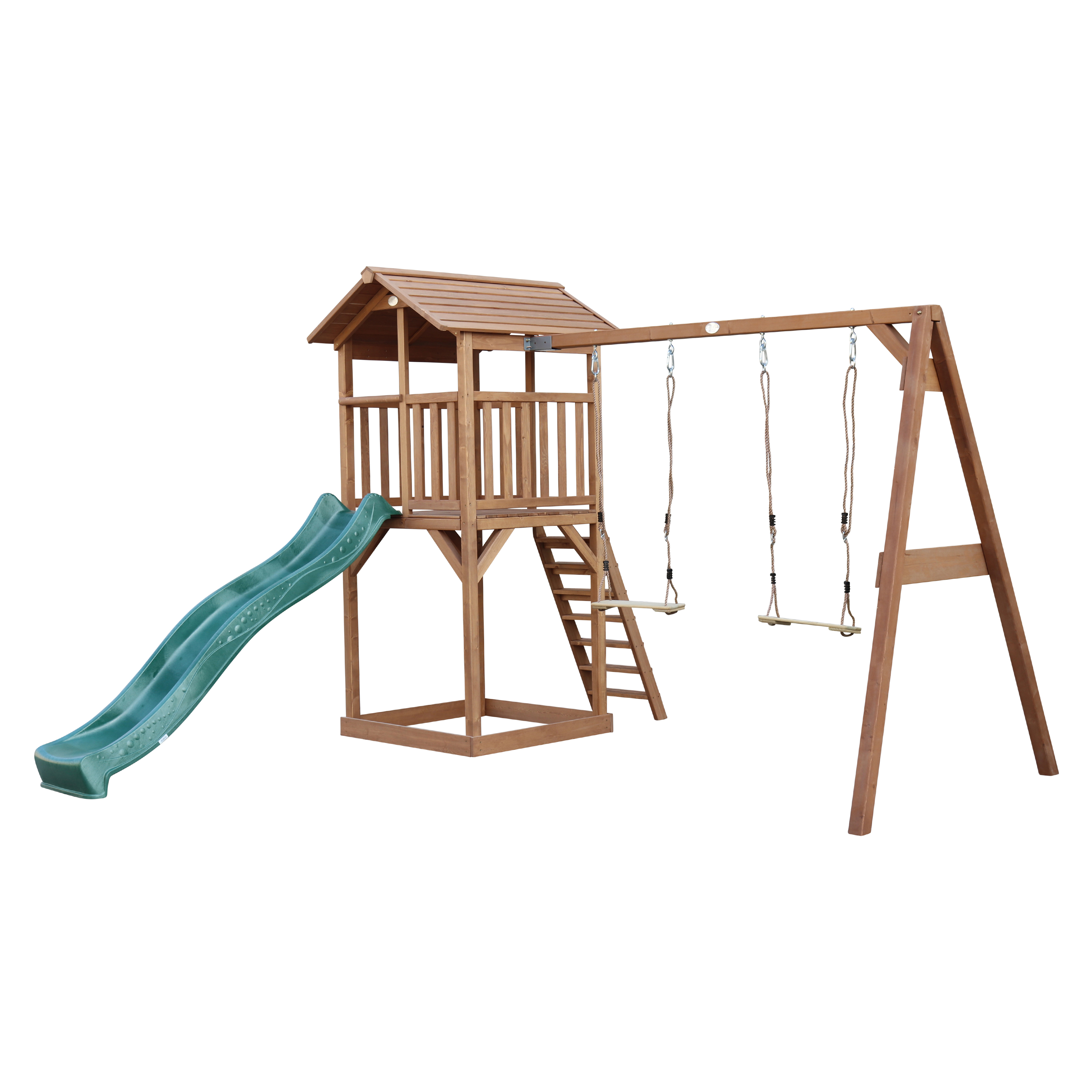 Holzspielplatz mit Rutsche, Treppe und Schaukeln. Braune Farbe und weißer Hintergrund.