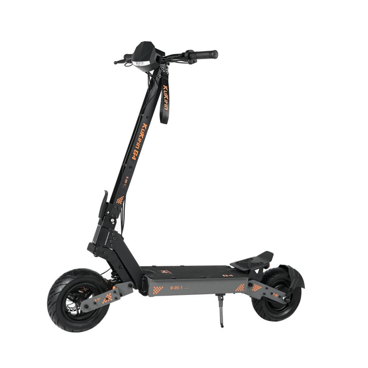 Scooter elettrico nero e grigio. Il marchio è sul manubrio. Lo sfondo è bianco.