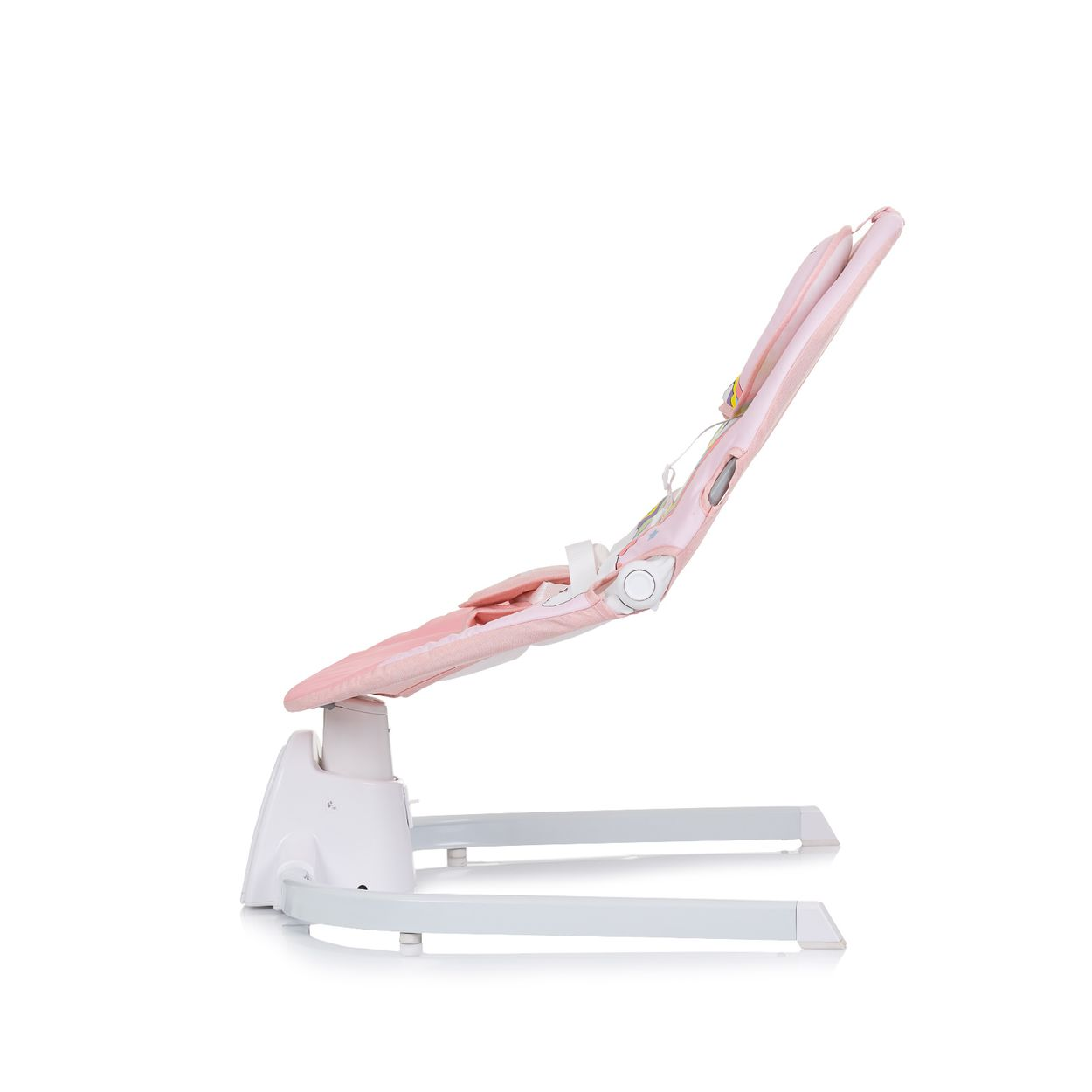 Silla bouncer rosa para bebé sobre soporte blanco. Vista en ángulo, perfil lateral. Tela rosa claro, marco blanco.